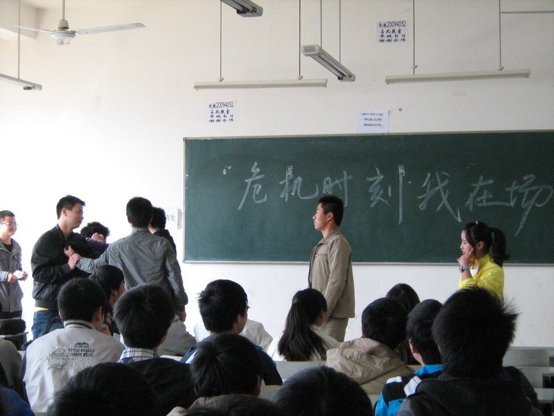 寓教于乐 加强学生安全教育