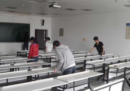 学生处组织开展清理教室卫生死角活动