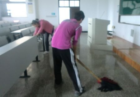 学生处组织开展清理教室卫生死角活动