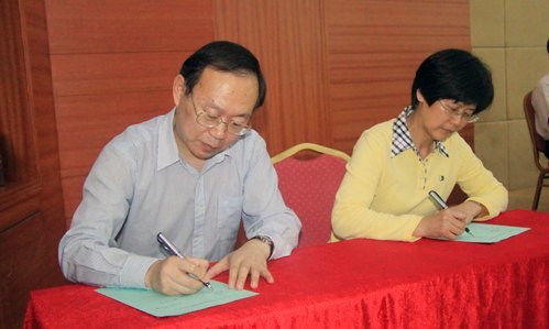 惠州学院举行2012年中层领导干部集体廉政谈话会暨党风廉政责任书签订仪式