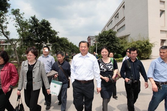 重庆医科大学举行77级同学毕业30周年联谊活动