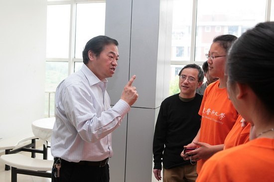 重庆医科大学举行77级同学毕业30周年联谊活动