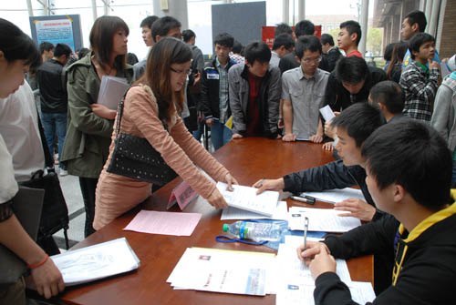 景德镇陶瓷学院举行2012届毕业生春季招聘会