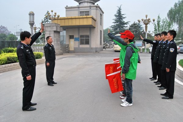 荥阳市公安局交警大队到郑州职业技术学院培训交通志愿者