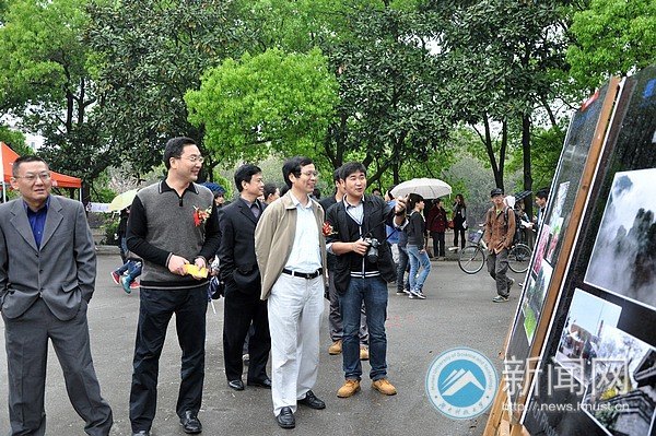 “我们在路上”主题摄影展开幕