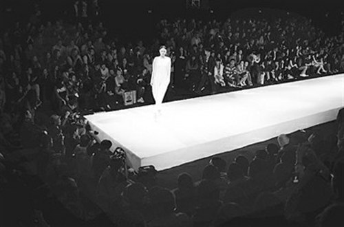 []2012Ϻʷװ̳ߡʱܡĻ Ϻ롰ʱ֮жԶ(ͼ)