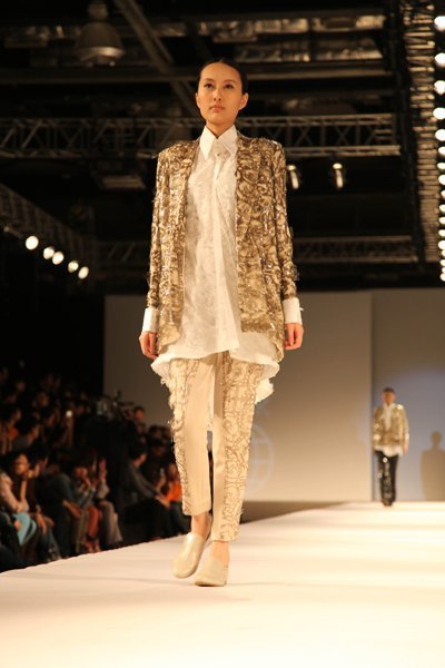 []2012Ϻʷװ̳ߡʱܡĻ Ϻ롰ʱ֮жԶ(ͼ)