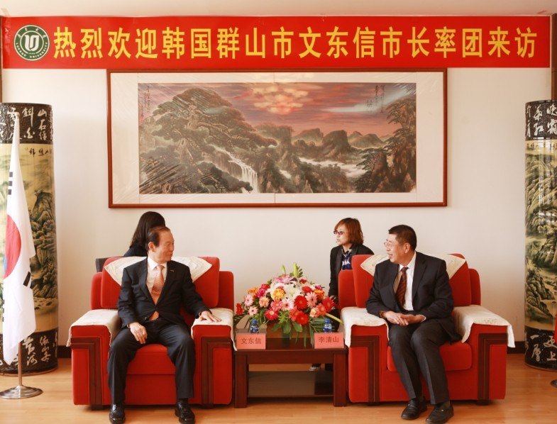 韩国群山市市长文东信与校领导共植友谊树