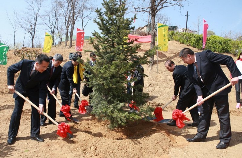 韩国群山市市长文东信与校领导共植友谊树