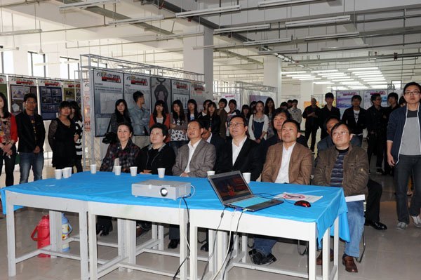 校领导观看黄山学院首届动画专业毕业设计展