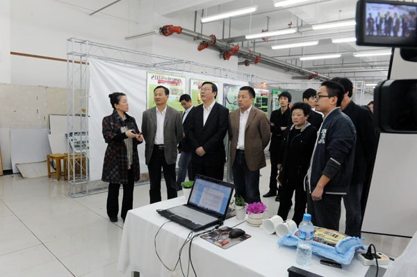 校领导观看黄山学院首届动画专业毕业设计展