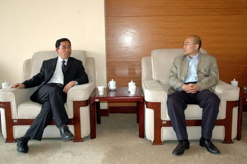 靳奉祥会见泰山学者海外特聘教授