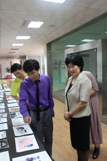 美术系举办廉政漫画比赛   李韶春副书记莅临参观指导