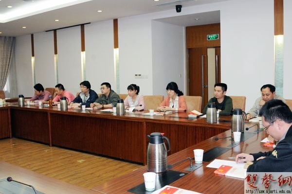 党委书记米如群为教工入党积极分子上党课