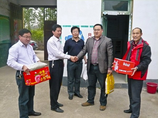 枣庄校友亲切看望烟台大学派驻“第一书记”