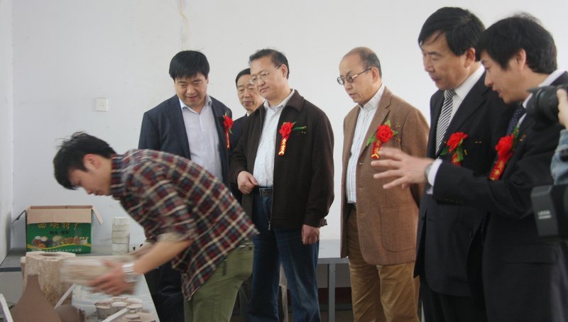 许昌学院“钧瓷文化与产业研究中心”、“许昌中国钧瓷研究院”暨“陶瓷艺术实习实训基地”揭牌