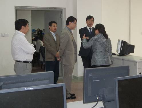 陈建国院长一行到图书馆检查指导工作