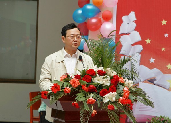 学校精神融入首届校园读书文化节