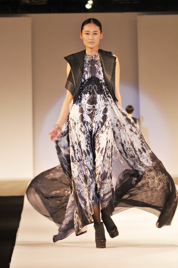 优秀合作办学项目 给学生一个世界舞台——东华大学中日班学生服装秀庆“十年合作成果”(图)