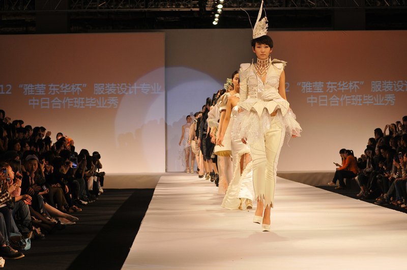 优秀合作办学项目 给学生一个世界舞台——东华大学中日班学生服装秀庆“十年合作成果”(图)