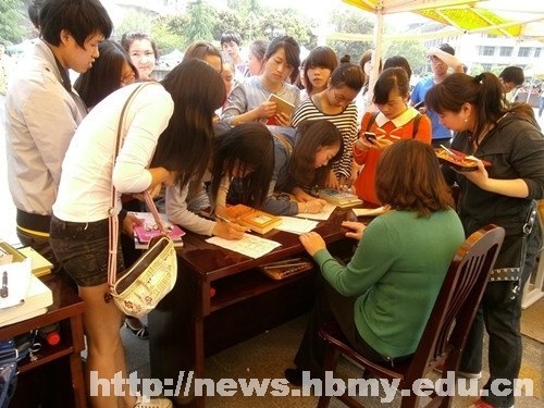 图书馆:读书、捐书,倡导全民阅读