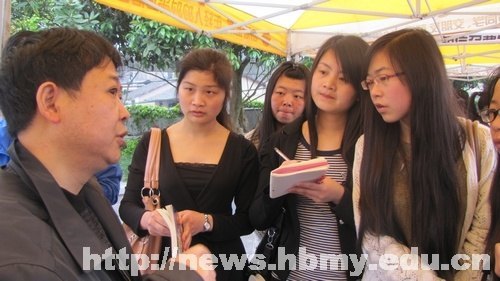 图书馆:读书、捐书,倡导全民阅读