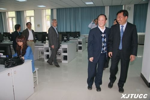 西安交通大学城市学院接受省上学士学位授予权考察评估