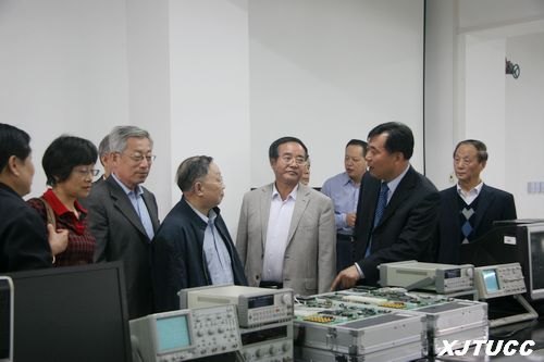 西安交通大学城市学院接受省上学士学位授予权考察评估