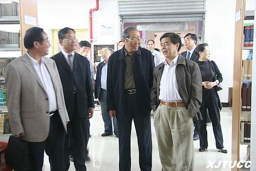 西安交通大学城市学院接受省上学士学位授予权考察评估