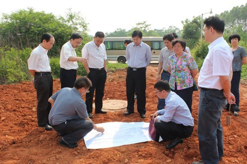 ѧУ�쵼���ӵ������У���ֳ��칫