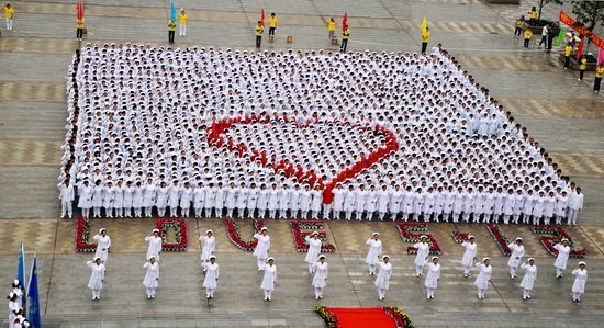 弘扬南丁格尔精神 争做雷锋式传人