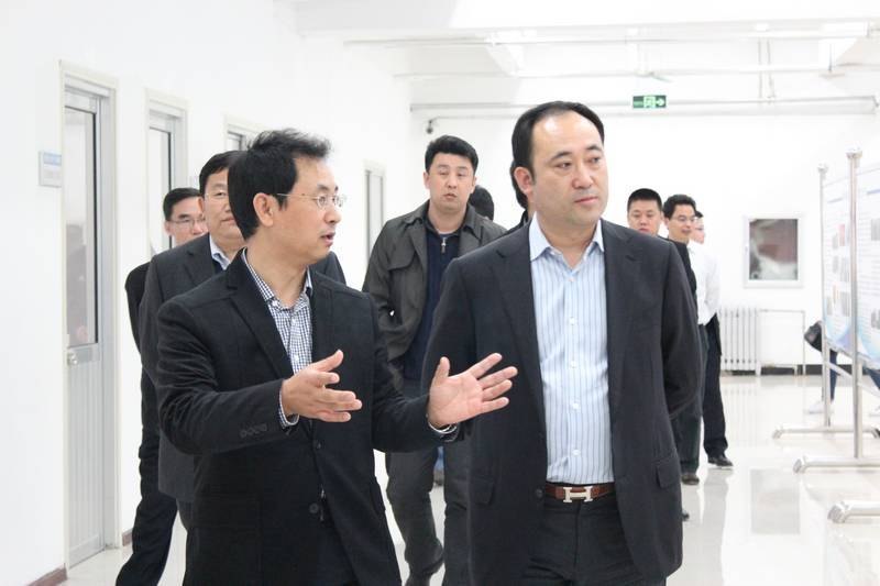 文经学院董事长辛军一行视察学院