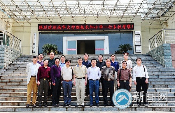 �ϻ���ѧ��У����С��һ����У������Ϣ�����蹤��