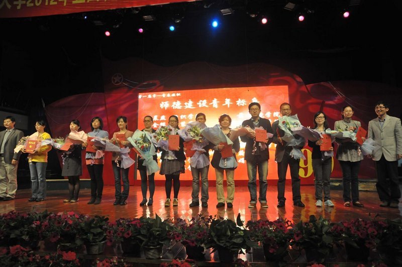 东华大学隆重举行2012年五四表彰大会暨第二十七届“东华之春”诗歌朗诵会(图)