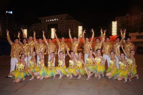 广东石油化工学院教职工排舞队在茂名市职工全健排舞电视大赛中勇夺银牌