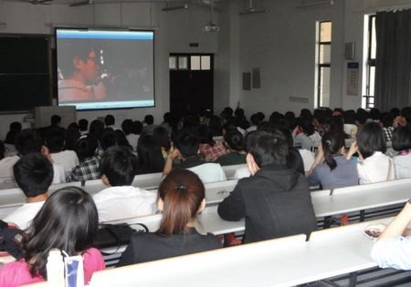 保卫处组织学生观看安全教育电影《危险地带》