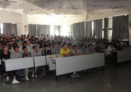 保卫处组织学生观看安全教育电影《危险地带》