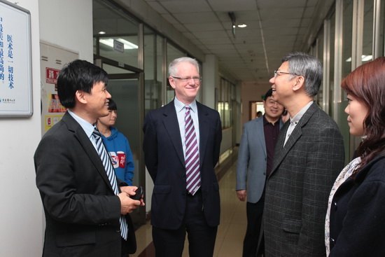 伦敦大学学院医学院院长帕特里克?麦斯威尔教授访问重庆医科大学