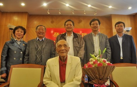 �ؾ�ʮ����&nbsp;&nbsp;��һ����ʦ���������ٽ��ھ�ʮ����ף�ٻ�