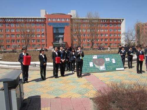 伸出援手、传递爱心—通化师范学院院报大学生记者站携手中文系青年志愿者协会开展募捐活动