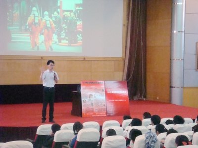 上海市舍安消防中心培训教师来外国语学院作消防知识专题报告