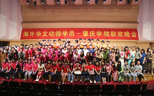 海外华文学子齐聚音乐厅 活力歌舞节目传递华夏情