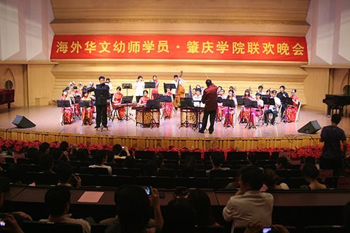 海外华文学子齐聚音乐厅 活力歌舞节目传递华夏情