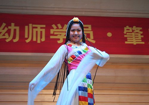 海外华文学子齐聚音乐厅 活力歌舞节目传递华夏情