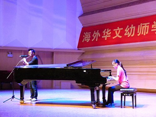 海外华文学子齐聚音乐厅 活力歌舞节目传递华夏情