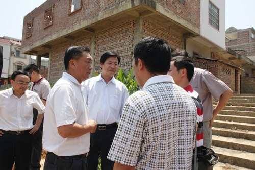 刘力书记、刘慕仁院长带队看望慰问广西师范学院驻扶贫点的工作队员