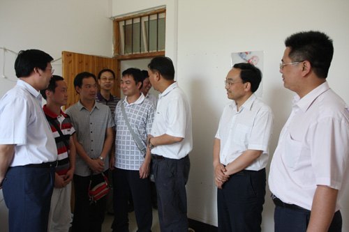 刘力书记、刘慕仁院长带队看望慰问广西师范学院驻扶贫点的工作队员