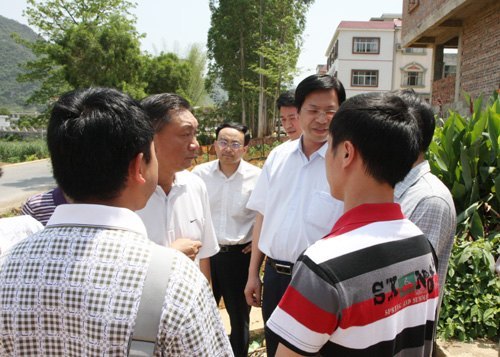 刘力书记、刘慕仁院长带队看望慰问广西师范学院驻扶贫点的工作队员