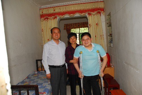 周应佳看望“自强之星”郭百岭