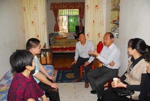 周应佳看望“自强之星”郭百岭